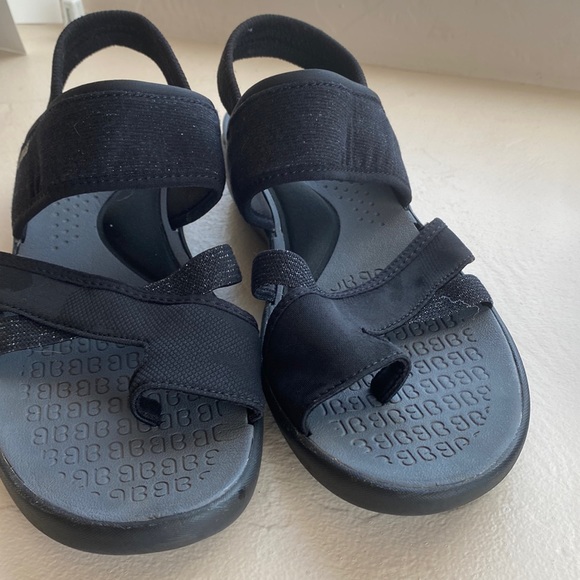2 pairs of of BZees sandals . Both have been used.... 2 PAIRS! - Picture 3 of 16